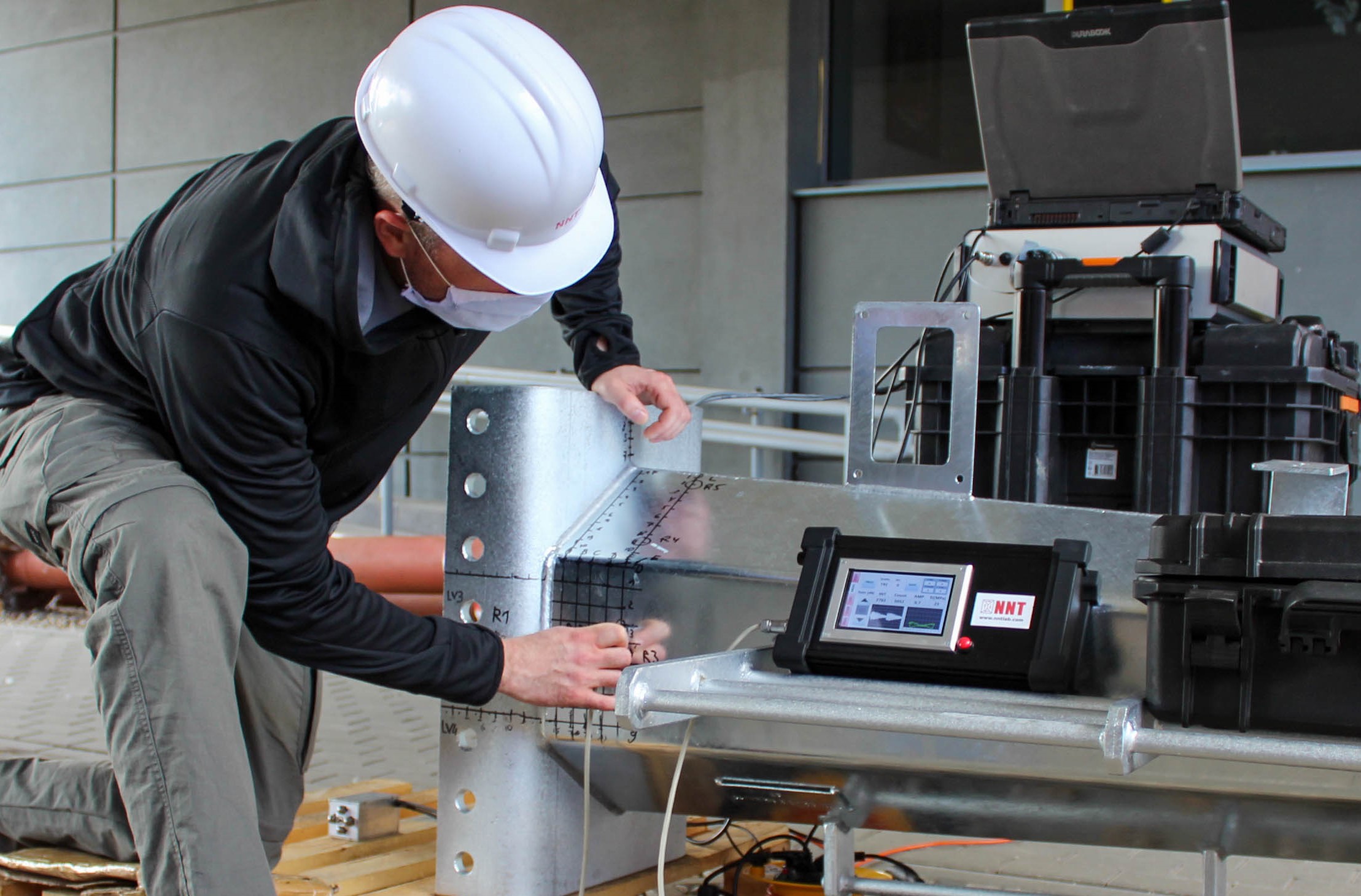 Inżynier podczas pracy, sprawdzający naprężenia w stali za pomocą urządzenia MagStress5D